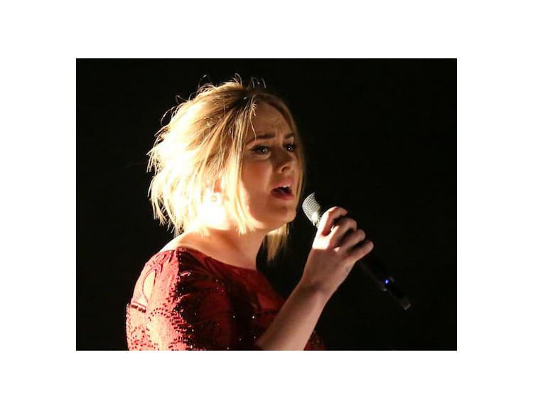 VIDEO: Adele spieva, aj keď vypadne zvuk - a fanúšikovia s ňou 
