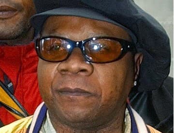Spevák Papa Wemba skolaboval na koncerte, pri prevoze zomrel