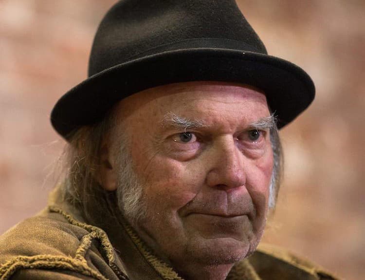 Neil Young vydá 17. júna album Earth s hitmi aj doposiaľ nevydanou skladbou