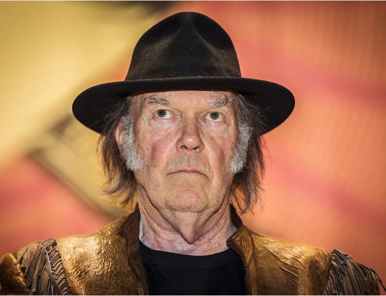 Neil Young predstavil album Earth, vyjde až v polovici júna