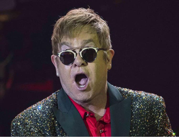 Elton John sa chce naďalej stretnúť s Vladimirom Putinom