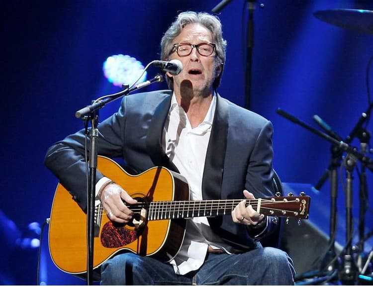 Eric Clapton má problémy s hrou na gitaru