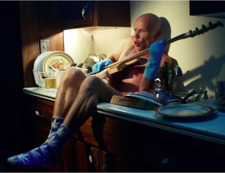 VIDEO: Nový klip Red Hot Chili Peppers od Olivie Wilde srší nápadmi a energiou