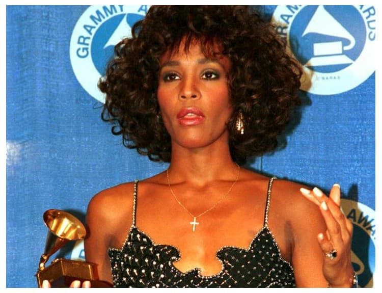 Pozostalí Whitney Houston čelia žalobe za predaj jej ceny Emmy