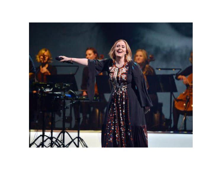 Všetky oči na Adele: ovládla Glastonbury a opäť mieri do čela hitparád