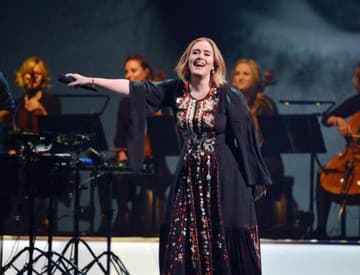 Všetky oči na Adele: ovládla Glastonbury a opäť mieri do čela hitparád