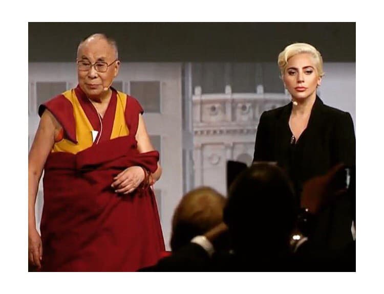Lady Gaga čelí kritike pre diskusiu s dalajlámom