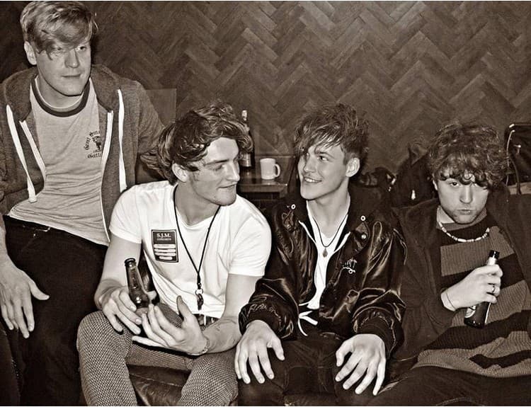 Album kapely Viola Beach dobyl UK Chart
