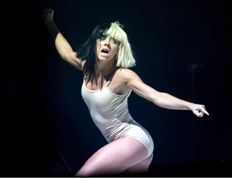Ľadová kráľovná Szigetu: Sia dala fanúšikom nedokonalú ilúziu dokonalej šou