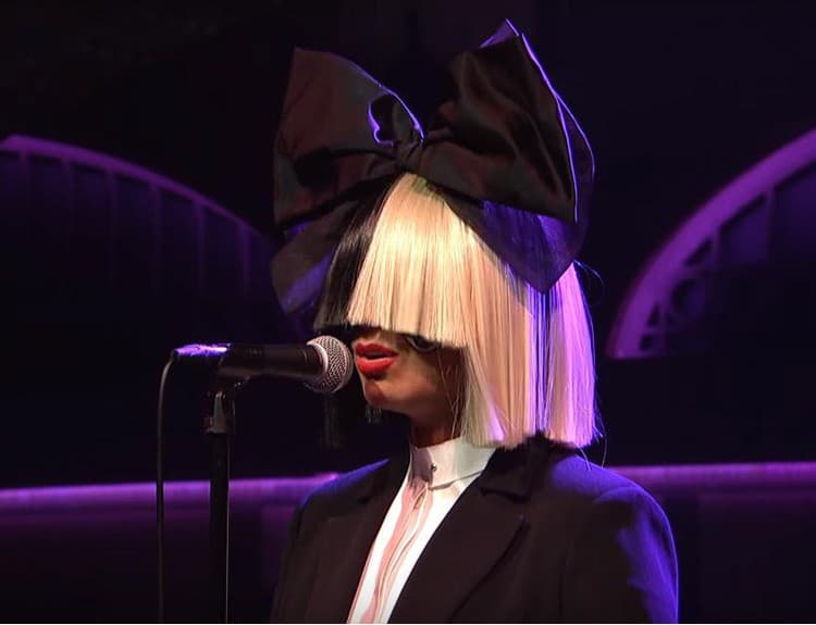 Sia sklamala Izrael, fanúšikovia ju žalujú za neosobný a nevýrazný koncert