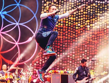 Coldplay majú v novom videu hlavu plnú snov, na koncert dorazili na bicykloch