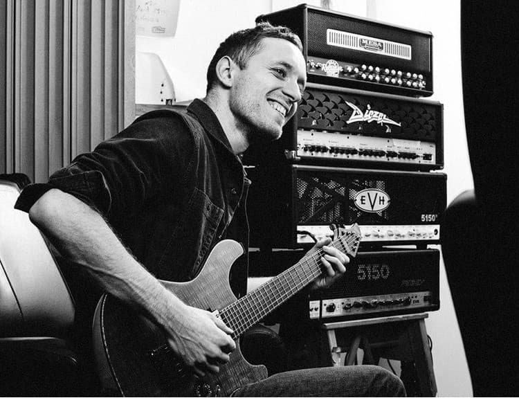 Gitarista kapely Architects Tom Searle podľahol rakovine