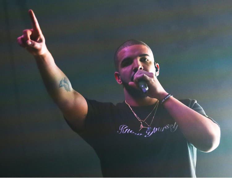 Drake kúpil billboard, aby zagratuloval Rihanne k špeciálnej cene