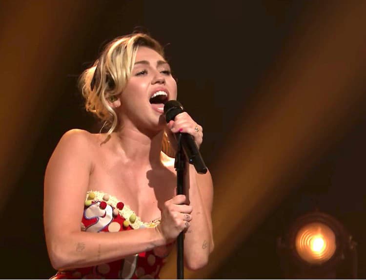 Miley Cyrus opäť prekvapila: Pozrite si, ako v televíznej šou spievala Boba Dylana