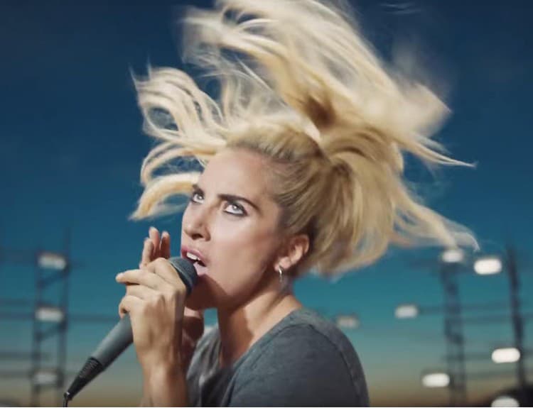 Lady Gaga ako ju nepoznáte: V novom klipe ukazuje, že už nechce byť ilúziou