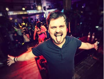 Mafia Corner má s Juniorom hymnu flákačov. Ako inak - s okopčenou hudbou Mafia Corner má s Juniorom hymnu flákačov. Ako inak - s okopčenou hudbou