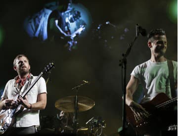 Pozrite si nové video k piesni Around The World od Kings Of Leon 