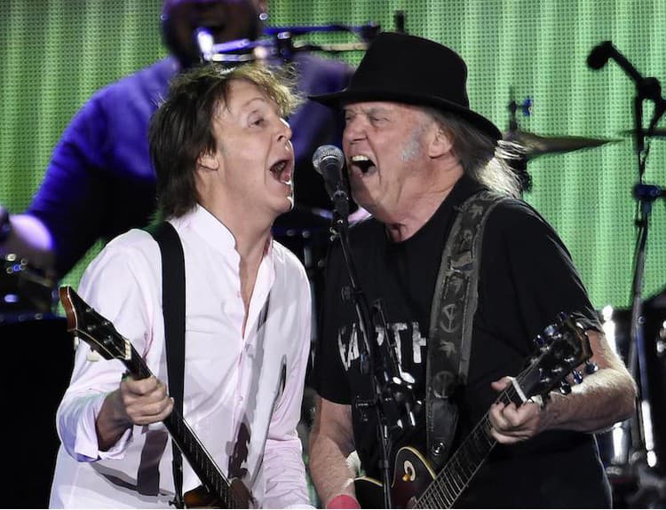Pozrite si, ako Neil Young a Paul McCartney spolu spievali skladby The Beatles