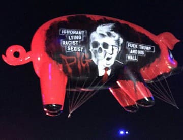Trump je sviňa, hlásal obrovský "floydovský" balón na koncerte Rogera Watersa