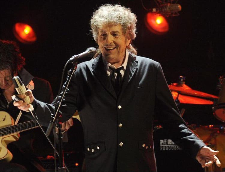 Bob Dylan po dvoch týždňoch mlčania prijal Nobelovu cenu za literatúru