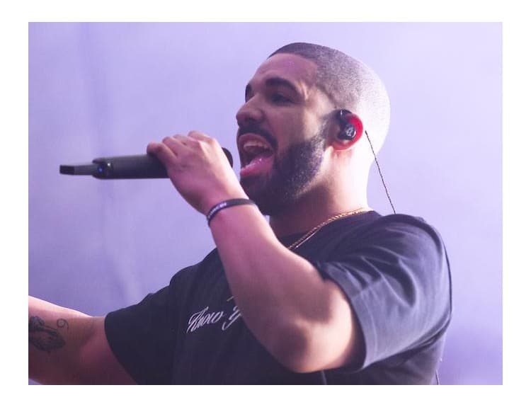 Drake predstavil videoklip ku skladbe Sneakin
