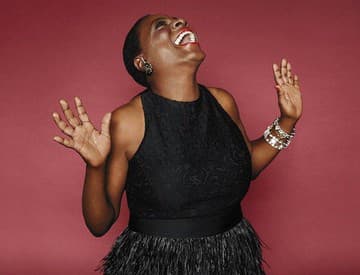 Vo veku 60 rokov zomrela speváčka Sharon Jones Vo veku 60 rokov zomrela speváčka Sharon Jones