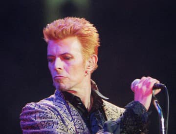 Vyzbierali peniaze na hrajúcu sochu Davida Bowieho