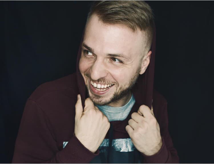 Slovenský DJ EKG mal autonehodu, utrpel sedem zlomenín