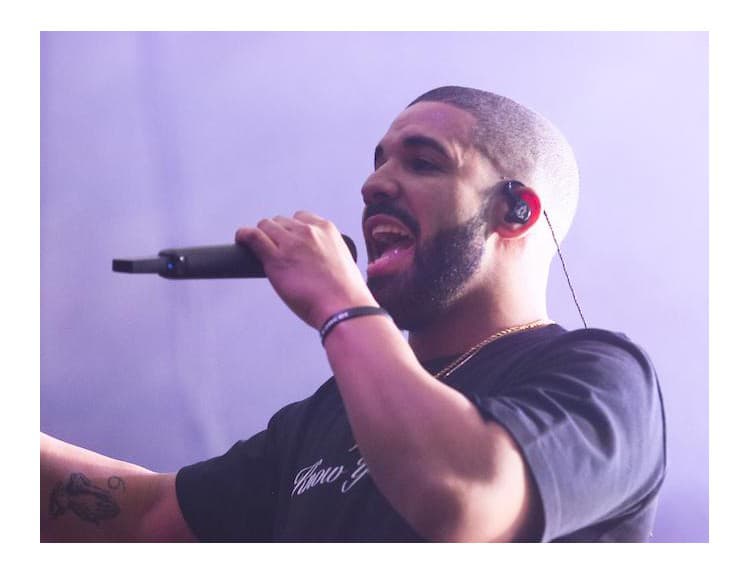 Drake vyrovnal rekord v počte skladieb v Billboard Hot 100