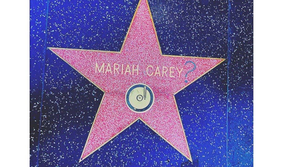niekto sa pýta, či Mariah Carey patrí na chodník