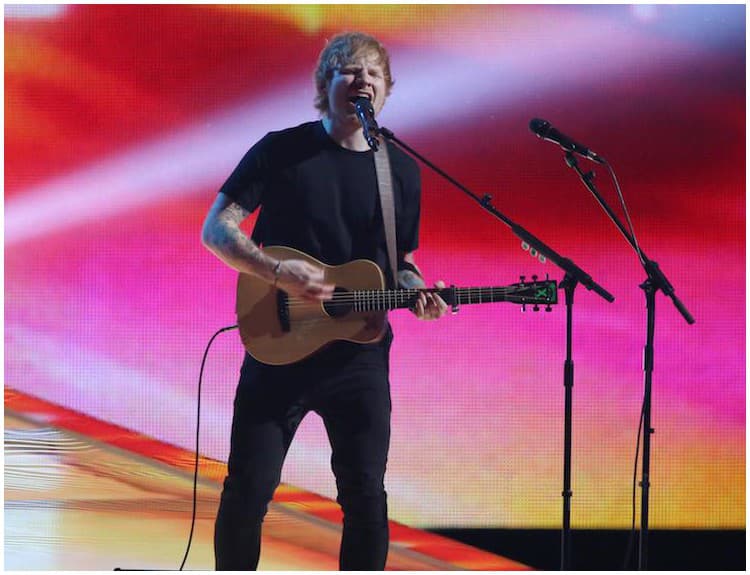 Ed Sheeran je na prvých dvoch miestach singlového UK Chartu