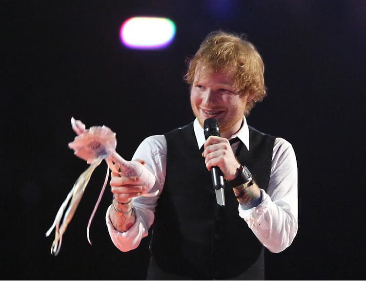 Ed Sheeran je ďalším ohláseným účinkujúcim na udeľovaní BRIT Awards