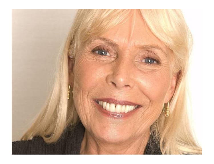 Joni Mitchell sa po pol roku opäť ukázala na verejnosti