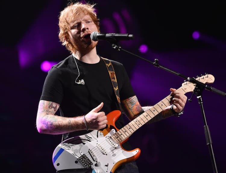 Ed Sheeran stále láme rekordy s dvoma singlami. Zverejnil už aj tretiu novinku