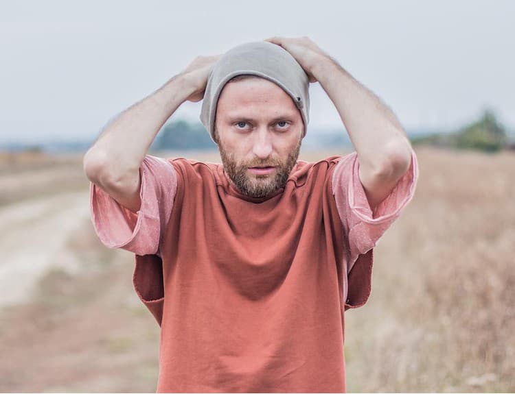 Matej Koreň sa pripomína singlom Kocka pána Rubika. Inšpirovala ho prvá láska