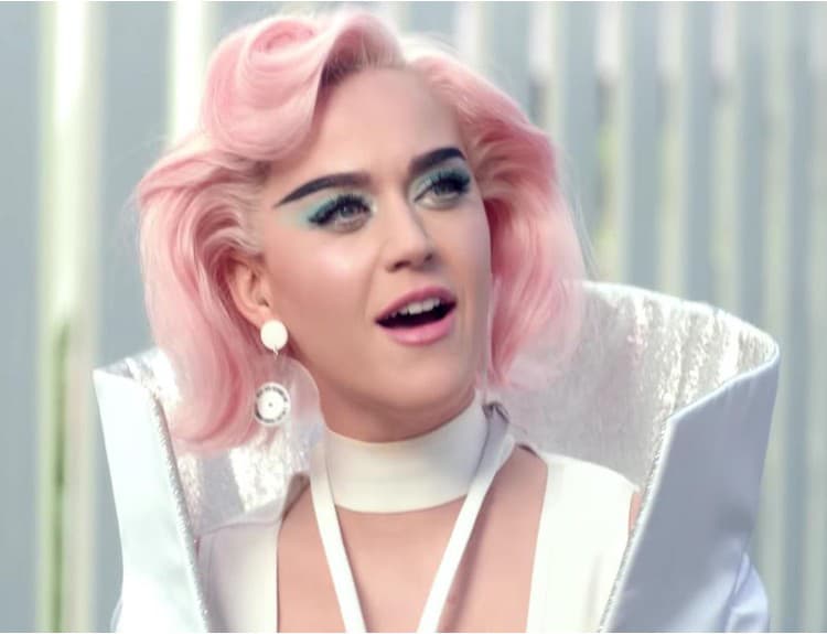 VIDEO: Politická Katy Perry zaobalila do farebného popu temný obraz reality