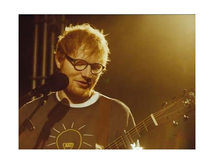 VIDEO: Ed Sheeran sa dal v novinke Eraser na rap. Samozrejme s gitarou
