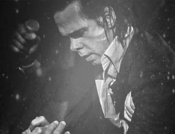 Nick Cave návratom na koncertné pódiá vystúpil z temnoty a rozdáva lásku