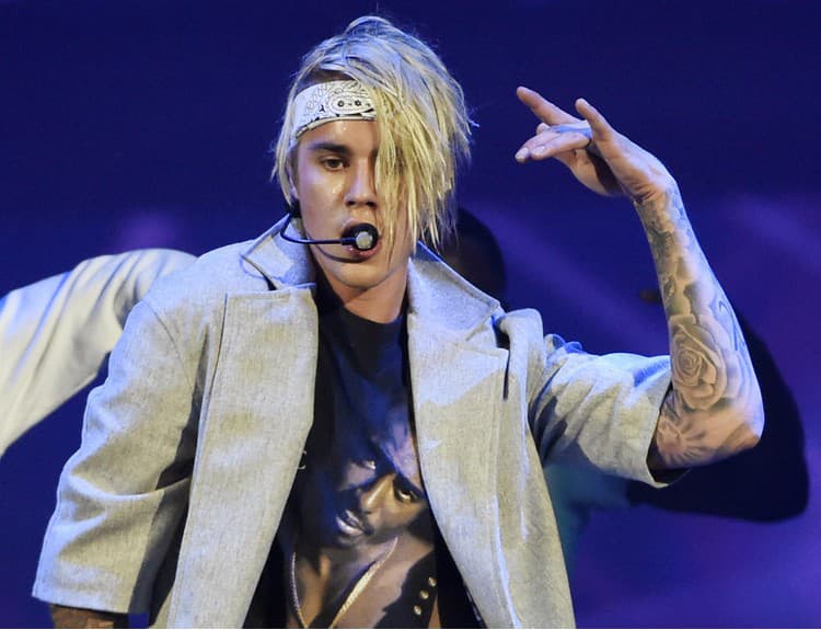 Muža, ktorý sa vydával za Justina Biebera, obvinili z vyše 900 sexuálnych deliktov
