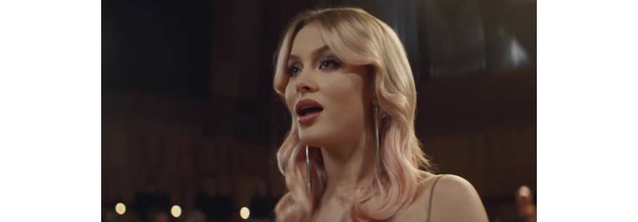 Zara Larsson vo videoklipe Symphony