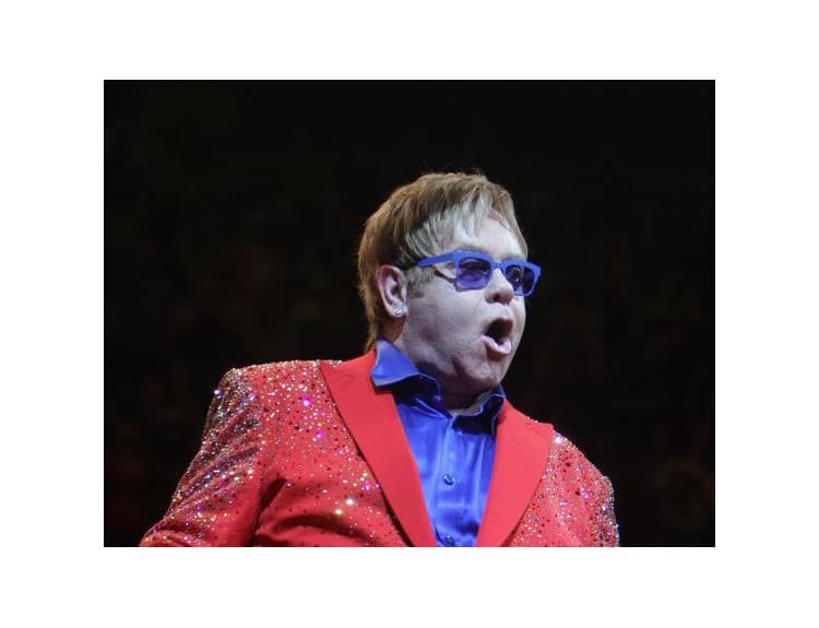 Elton John zo zdravotných dôvodov zrušil deväť koncertov. Chytil infekciu