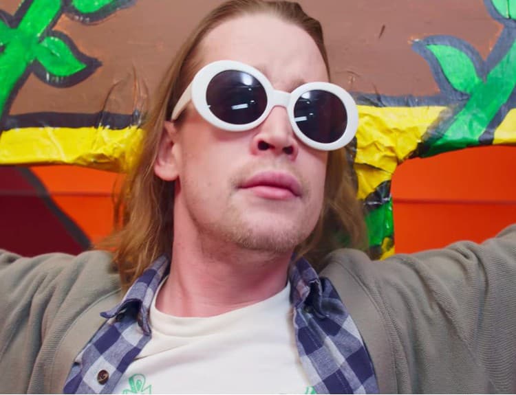 Kevin zo Sám doma je ukrižovaný Kurt Cobain v novom klipe plnom bizarnosti