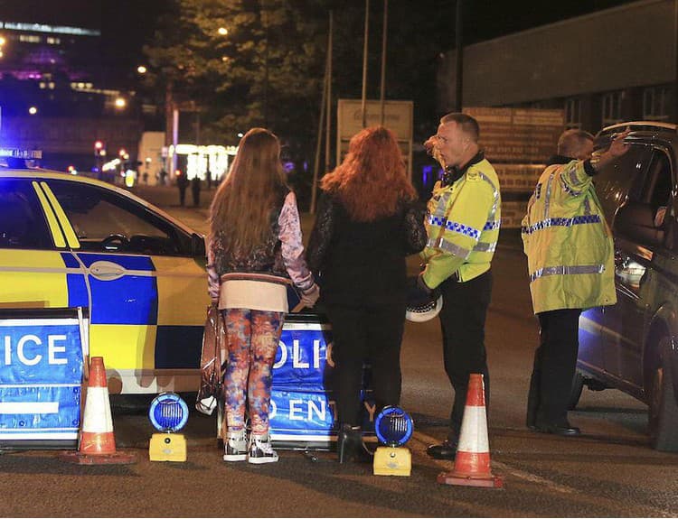 Výbuch na koncerte Ariany Grande v Manchestri zabil 22 ľudí vrátane detí