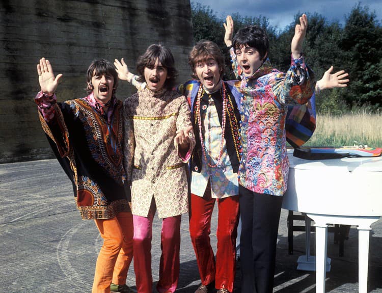 Legendárny album The Beatles si pripomenú divadlom, dychovkou aj ohňostrojom
