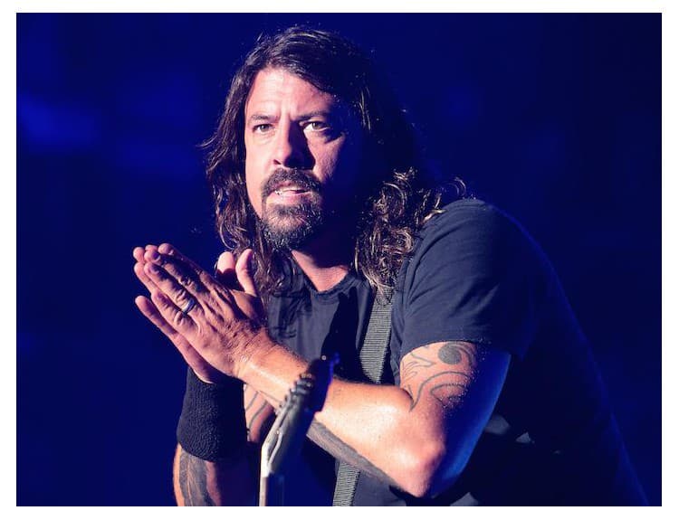 VIDEO: Foo Fighters na festivale "vypli" uprostred skladby, dohrali ju s fanúšikmi