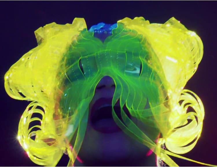 Nové videoklipy: Björk, PJ Harvey, M.I.A., Korn, TLC aj Guetta s Bieberom