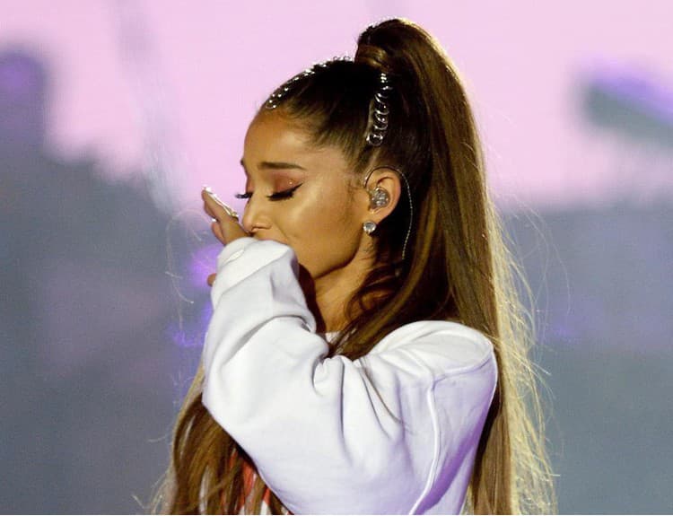 Ariana Grande v Paríži reštartovala svoje turné, slzám sa však neubránila