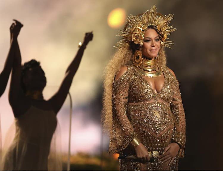 Beyoncé a Jay Z privítali na svete dvojčatá, jej otec nahneval fanúšikov