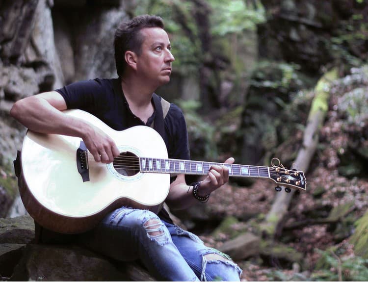 Český spevák Petr Bende nakrútil klip v krásnom prostredí slovenskej prírody