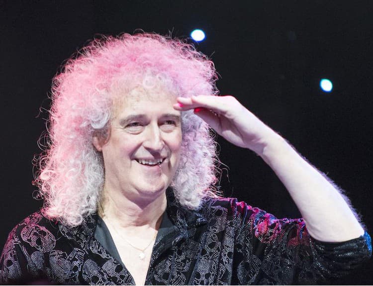 Gitarista skupiny Queen Brian May vstupuje do radov sedemdesiatnikov